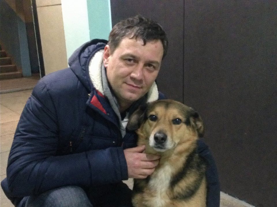 Фото-иллюстрация: Игорь Андреевич Мельников с собакой Ричем в подъезде