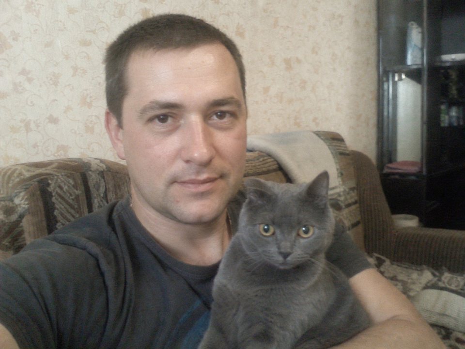 Фото-иллюстрация: Павел Сергеевич Егоров с серым котом Барсиком дома