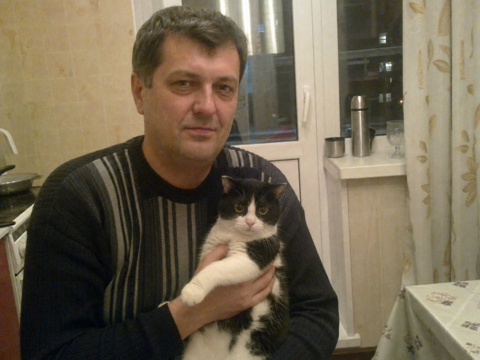 Фото-иллюстрация: Сергей Николаевич Климов с черно-белым котом Тишей дома
